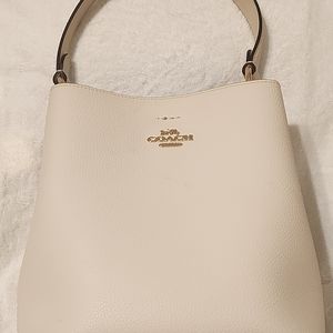 Authentic Coach bag Town Bucket bag in the color Chalk Light Saddle
